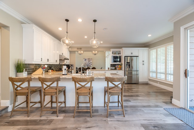 poquoson-virginia-rental-property-interior-modern-kitchen-with-wood-accents