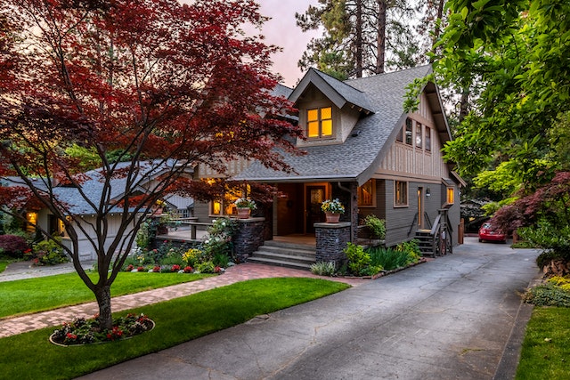 hidenwood-newport-news-virginia-house-with-green-lawn