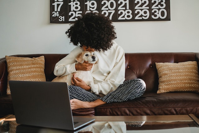 tenant-hugging-pet-on-couch